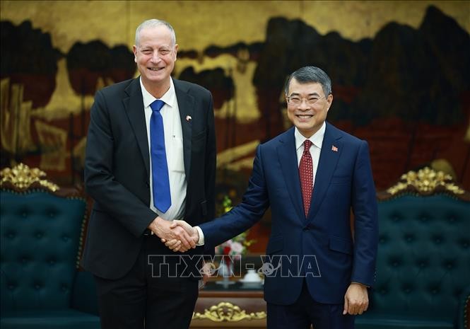 Thủ tướng Lê Minh Hưng tiếp Đại sứ Israel Yaron Mayer đến chào kết thúc nhiệm kỳ công tác. Ảnh: Dương Giang – TTXVN