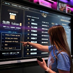 Khách hàng xem thực đơn tại AGI Bar ở quận Zhongguancun, Bắc Kinh. Ảnh: AFP