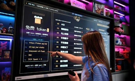 Khách hàng xem thực đơn tại AGI Bar ở quận Zhongguancun, Bắc Kinh. Ảnh: AFP