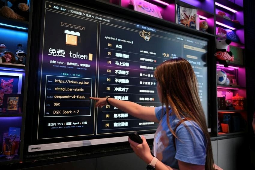 Kh&aacute;ch h&agrave;ng xem thực đơn tại AGI Bar ở quận Zhongguancun, Bắc Kinh. Ảnh: AFP