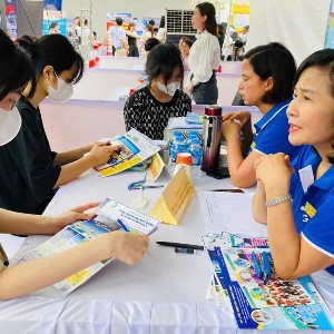 Lao động trẻ tìm kiếm việc làm. Ảnh: Thu Hằng.