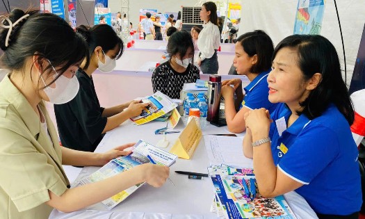 Lao động trẻ tìm kiếm việc làm. Ảnh: Thu Hằng.