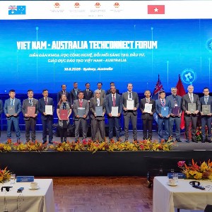 Quỹ Phát triển khoa học và công nghệ Quốc gia (NAFOSTED) và Cơ quan Nghiên cứu Khoa học và Công nghiệp Australia (CSIRO) trao thỏa thuận hợp tác, mở thêm cơ hội kết nối nguồn lực và triển khai các chương trình hợp tác khoa học, công nghệ và đổi mới sáng tạo ngày 10/8. Ảnh: MST.