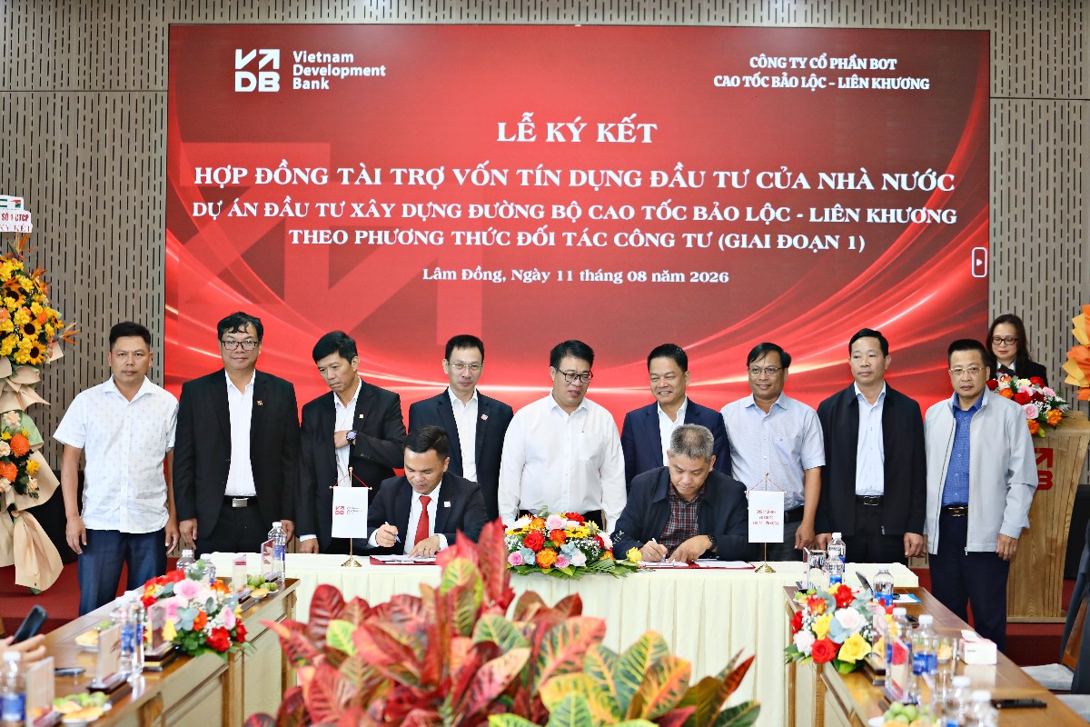 Lễ ký kết hợp đồng tài trợ vốn tín dụng đầu tư của Nhà nước cho dự án Cao tốc Bảo Lộc – Liên Khương giai đoạn 1. (Ảnh: Anh Chiến).