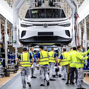 Trong một nhà máy của hãng Volkswagen ở Đức - Ảnh: DPA/DW.