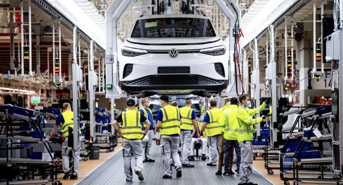 Trong một nhà máy của hãng Volkswagen ở Đức - Ảnh: DPA/DW.