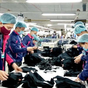 Người lao động làm việc trong ngành dệt may. Ảnh: Thu Hằng.