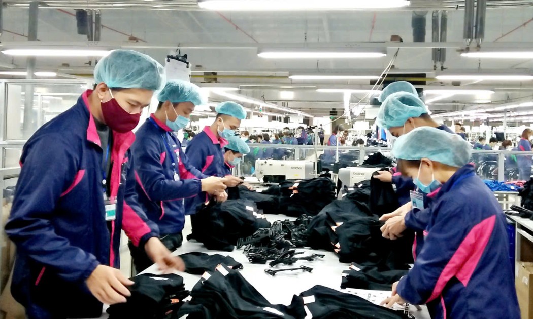 Người lao động làm việc trong ngành dệt may. Ảnh: Thu Hằng.