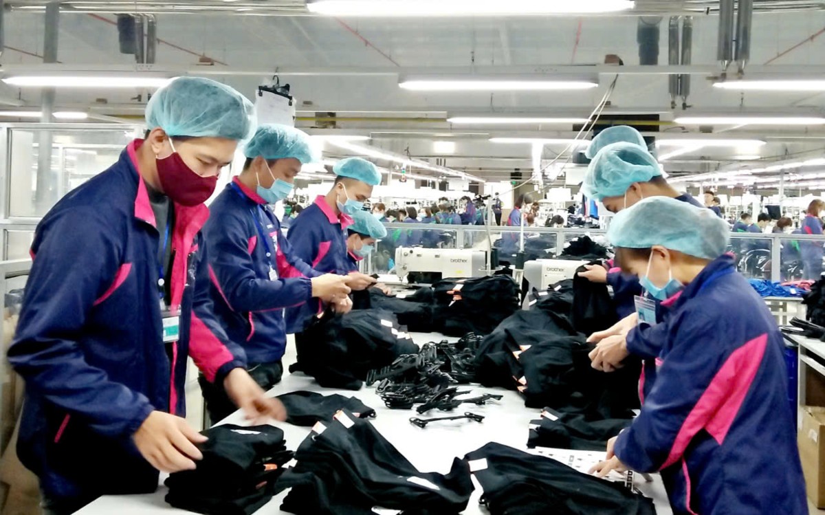Người lao động làm việc trong ngành dệt may. Ảnh: Thu Hằng.