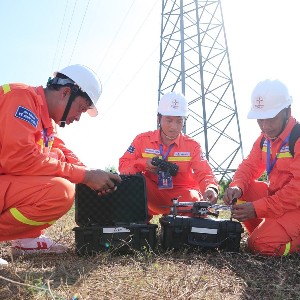 Kiểm tra vận hành hệ thống lưới điện. Ảnh: EVN.