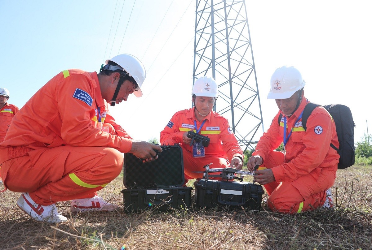 Kiểm tra vận hành hệ thống lưới điện. Ảnh: EVN.