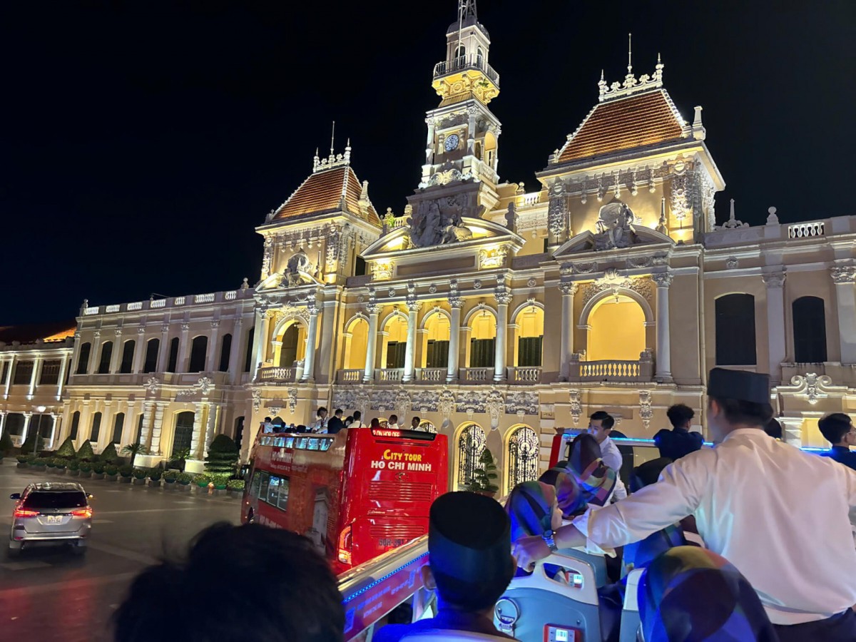 Giải pháp chiến lược cho TP.HCM nằm ở việc quy hoạch các không gian kinh tế đêm. Ảnh: Hop on Hop off Vietnam