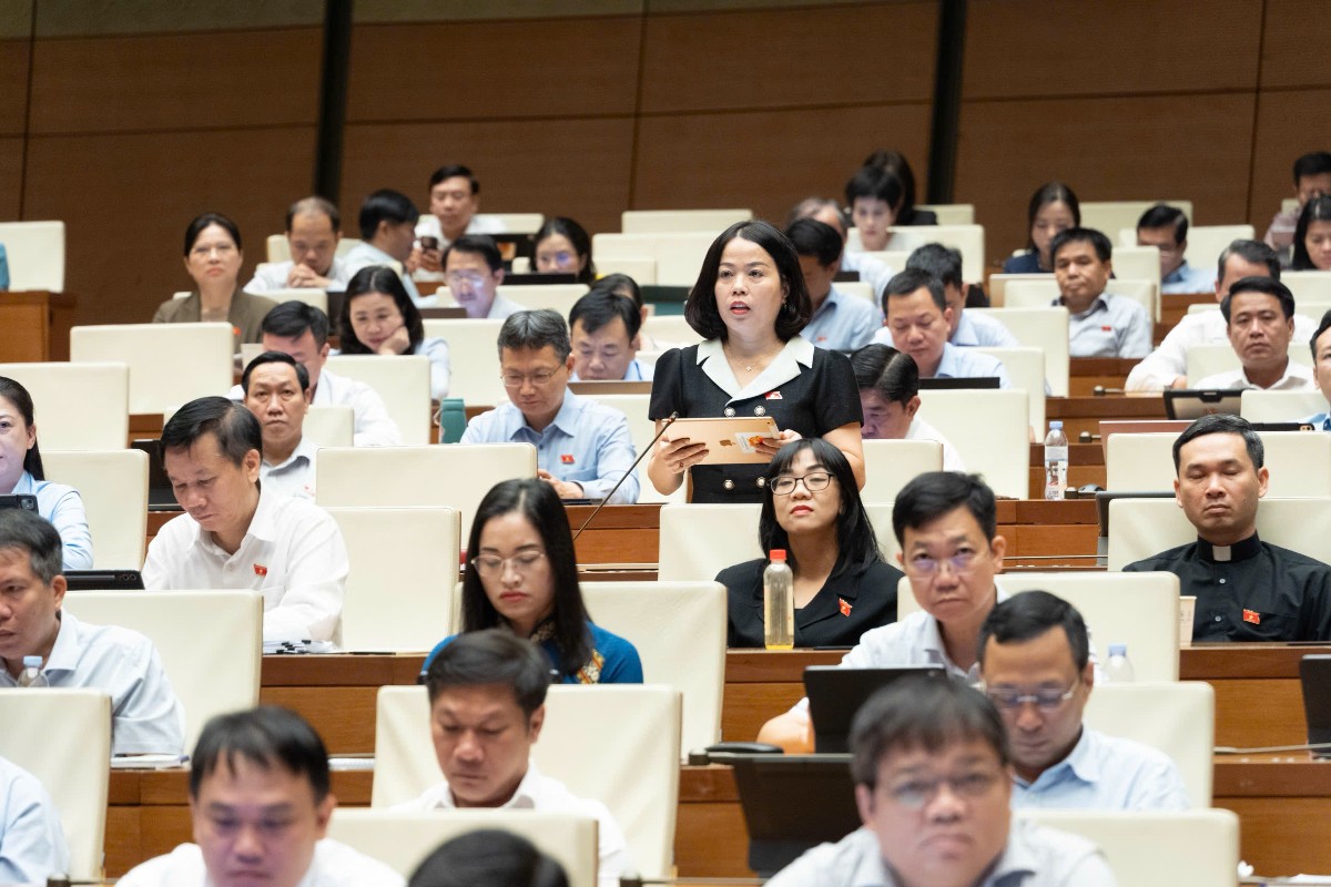 Đại biểu Lý Thị Lan, Đoàn ĐBQH tỉnh Tuyên Quang phát biểu. Ảnh: Cổng thông tin điện tử Quốc hội.