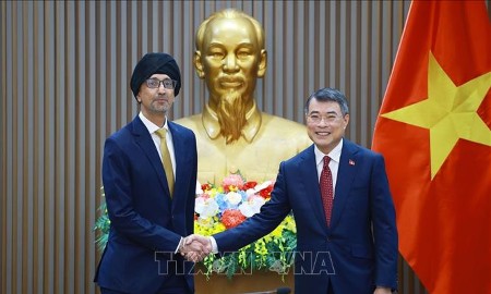 Thủ tướng Lê Minh Hưng tiếp Đại sứ Singapore tại Việt Nam Rajpal Singh. Ảnh: Dương Giang – TTXVN
