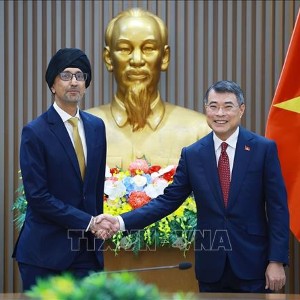 Thủ tướng Lê Minh Hưng tiếp Đại sứ Singapore tại Việt Nam Rajpal Singh. Ảnh: Dương Giang – TTXVN