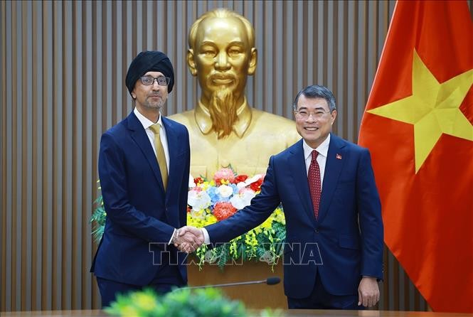 Thủ tướng Lê Minh Hưng tiếp Đại sứ Singapore tại Việt Nam Rajpal Singh. Ảnh: Dương Giang – TTXVN