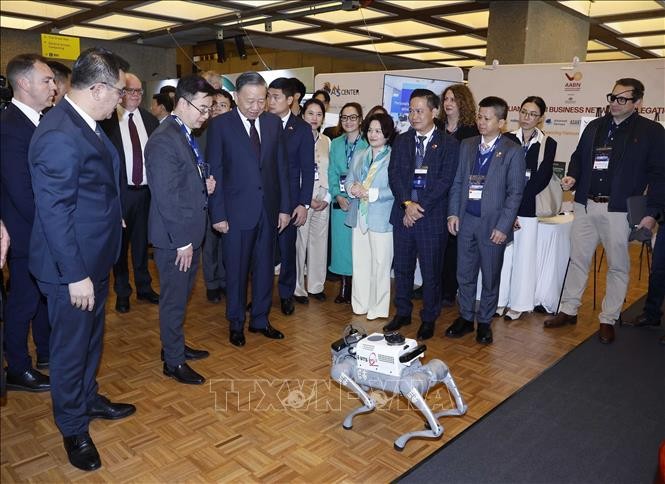 Tổng Bí thư, Chủ tịch nước Tô Lâm tham quan khu vực triển lãm, trưng bày thành tựu hợp tác khoa học công nghệ, đổi mới sáng tạo, đầu tư và giáo dục giữa Việt Nam - Australia. Ảnh: Thống Nhất/TTXVN