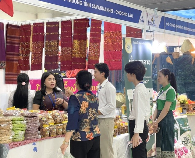 Một gian hàng trưng bày sản phẩm của tỉnh Savannakhet (CHDCND Lào) tại EWEC - Đà Nẵng 2026. Ảnh: Ngô Anh Văn