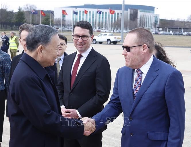 Quan chức Australia tiễn Tổng Bí thư, Chủ tịch nước Tô Lâm tại sân bay quốc tế Canberra. Ảnh: Thống Nhất – TTXVN