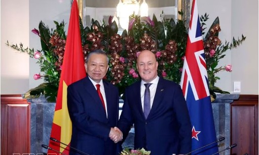 General Secretary of the Communist Party of Vietnam (CPV) Central Committee and President To Lam (left) and New Zealand Prime Minister Christopher Luxon at their talks in Auckland on August 13 (Photo:VNA)