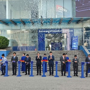 Các đại biểu thực hiện nghi thức cắt băng khánh thành Trung tâm Phát triển nhân tài công nghệ cao SIC. Ảnh: Samsung Việt Nam.