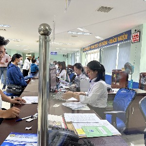 Bảo hiểm thất nghiệp không chỉ hỗ trợ người lao động vượt qua giai đoạn mất việc mà đang từng bước trở thành “cầu nối” giúp họ tìm việc mới, nâng cao kỹ năng và sớm quay trở lại thị trường lao động. Ảnh: Dũng Hiếu