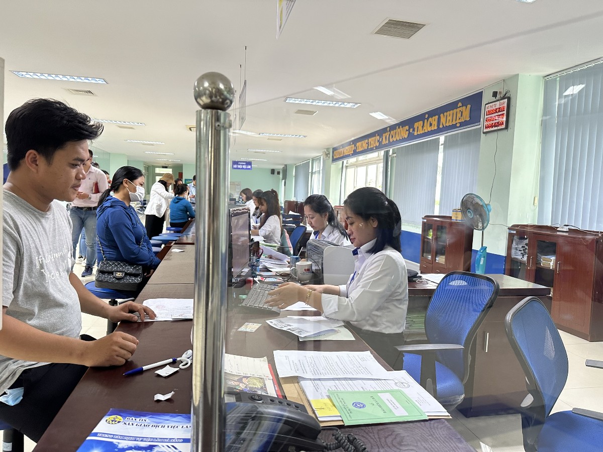 Bảo hiểm thất nghiệp không chỉ hỗ trợ người lao động vượt qua giai đoạn mất việc mà đang từng bước trở thành “cầu nối” giúp họ tìm việc mới, nâng cao kỹ năng và sớm quay trở lại thị trường lao động. Ảnh: Dũng Hiếu