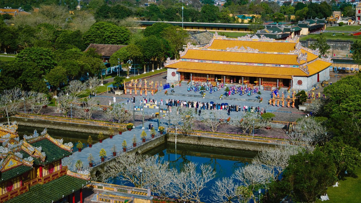 Du khách tham quan Diện Thái Hòa. Ảnh: Trung tâm Bảo tồn di tích cố đô Huế