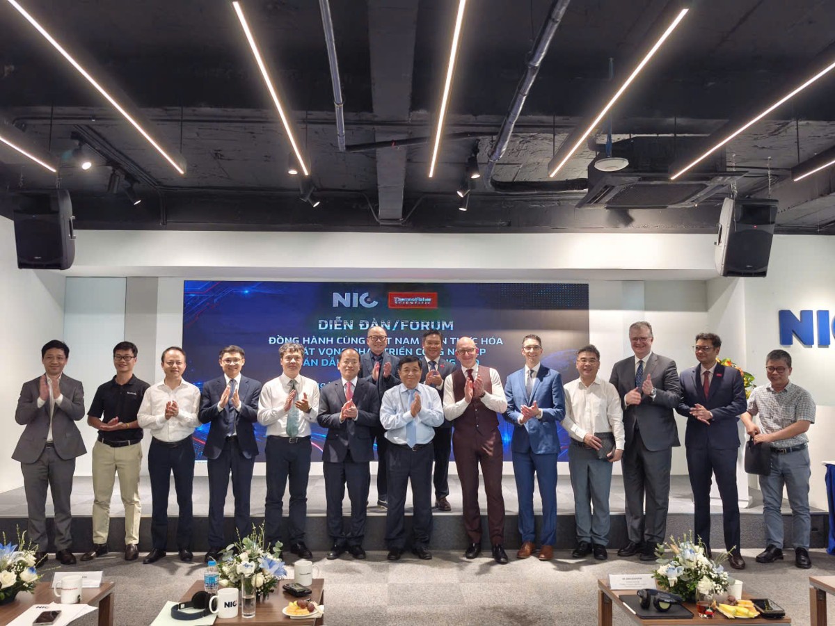 Diễn đàn có sự tham gia của Nguyên Phó Thủ tướng Nguyễn Chí Dũng, Nguyên Đại sứ Hoa Kỳ tại Việt Nam Dan Kritenbrink, các doanh nghiệp công nghệ, viện và trường đại học trong nước. Ảnh: ĐH.
