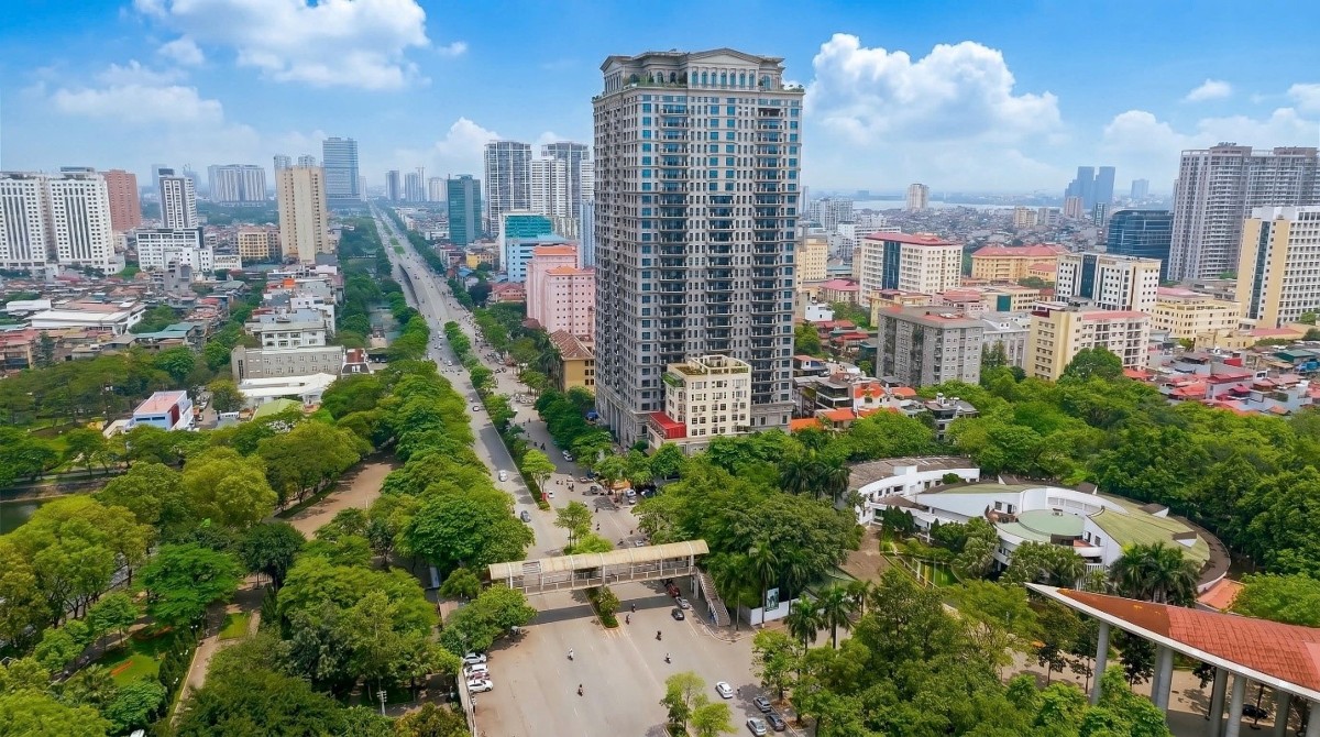 Sự cộng hưởng giữa khoảng xanh hiện hữu và năng lực kết nối ngày càng hoàn thiện tạo nên sức hút an cư riêng cho một vị trí vốn đã nằm trong lõi đô thị phát triển lâu đời. Nguồn: Hanoi Signature by Swiss-Belhotel.