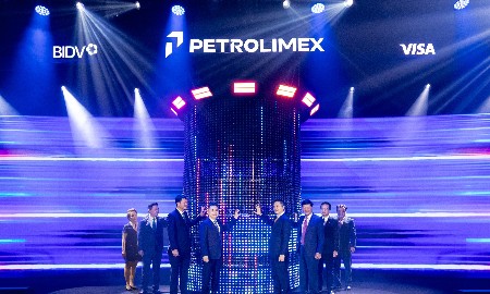 Phó Thống đốc Ngân hàng Nhà nước Việt Nam Nguyễn Ngọc Cảnh cùng Lãnh đạo BIDV, Petrolimex, Visa thực hiện nghi thức ra mắt Bộ thẻ đồng thương hiệu.