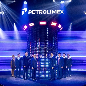 Phó Thống đốc Ngân hàng Nhà nước Việt Nam Nguyễn Ngọc Cảnh cùng Lãnh đạo BIDV, Petrolimex, Visa thực hiện nghi thức ra mắt Bộ thẻ đồng thương hiệu.