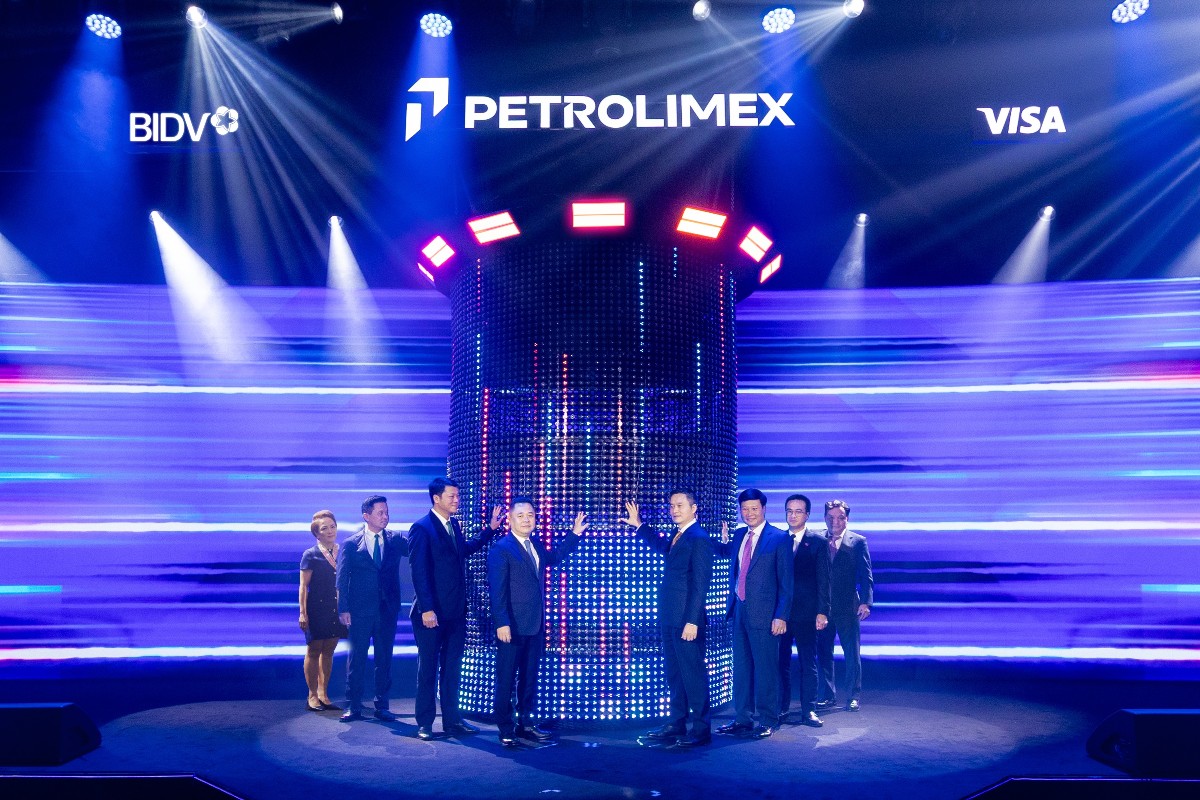 Phó Thống đốc Ngân hàng Nhà nước Việt Nam Nguyễn Ngọc Cảnh cùng Lãnh đạo BIDV, Petrolimex, Visa thực hiện nghi thức ra mắt Bộ thẻ đồng thương hiệu.