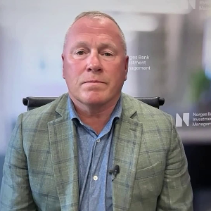 CEO Nicolai Tangen của quỹ đầu tư quốc gia Na Uy trả lời phỏng vấn hãng tin CNBC ngày 12/8 - Ảnh chụp màn hình.
