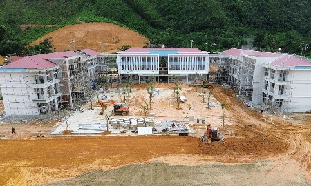 Công trình thi công Trường Phổ thông Nội trú liên cấp TH&THCS Sơn Kim 1. Ảnh: Phan Trâm