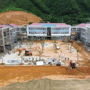 Công trình thi công Trường Phổ thông Nội trú liên cấp TH&THCS Sơn Kim 1. Ảnh: Phan Trâm