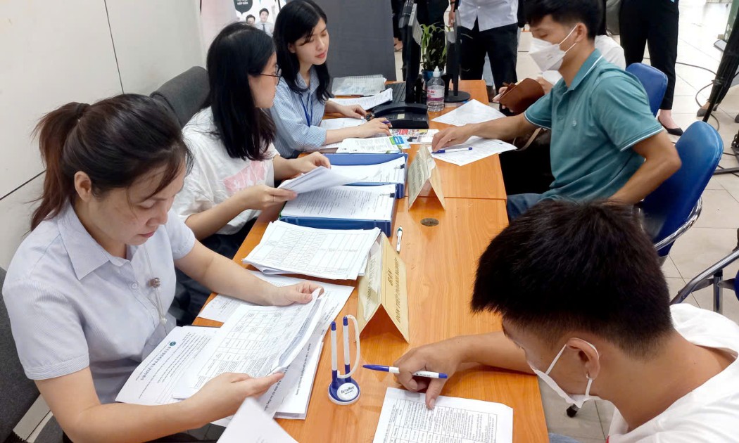 Người lao động đăng ký thông tin tìm kiếm việc làm. Ảnh: Nhật Dương.