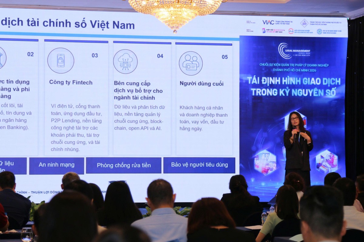 Luật sư Phạm Thị Thanh Huyền trình bày tham luận tại hội nghị. Ảnh: VIAC.