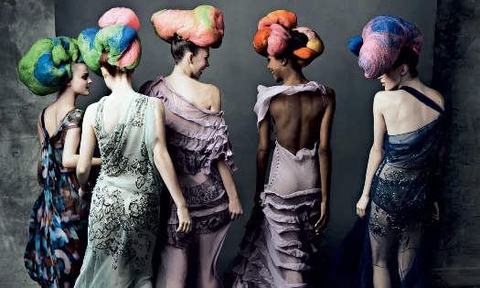 Các người mẫu Viktoriya Sasonkina, Coco Rocha, Karlie Kloss, Jourdan Dunn và Raquel Zimmermann trong thiết kế của John Galliano. Ảnh: Annie Leibovitz/Vogue