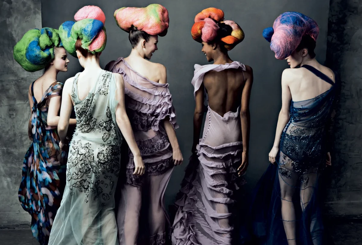 Các người mẫu Viktoriya Sasonkina, Coco Rocha, Karlie Kloss, Jourdan Dunn và Raquel Zimmermann trong thiết kế của John Galliano. Ảnh: Annie Leibovitz/Vogue