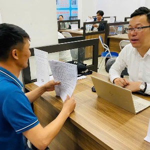 Người lao động tham gia phỏng vấn với doanh nghiệp để tìm kiếm việc làm. Ảnh: Nhật Dương.