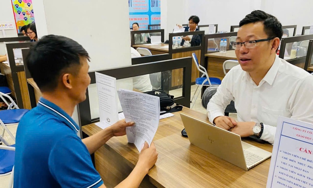 Người lao động tham gia phỏng vấn với doanh nghiệp để tìm kiếm việc làm. Ảnh: Nhật Dương.