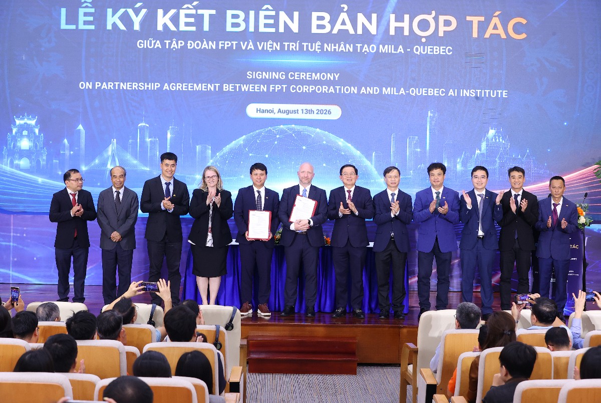 Phó Thủ tướng Chính phủ Hồ Quốc Dũng; Thứ trưởng Bộ Khoa học và Công nghệ Hoàng Minh cùng đại diện các cơ quan, tổ chức và đối tác trong nước, quốc tế tại lễ ký kết hợp tác giữa FPT và Viện nghiên cứu trí tuệ nhân tạo Mila. Ảnh: Nguyễn Điệp