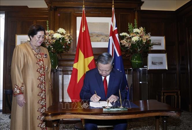 Tổng Bí thư, Chủ tịch nước Tô Lâm ký sổ lưu bút. Ảnh: Thống Nhất – TTXVN