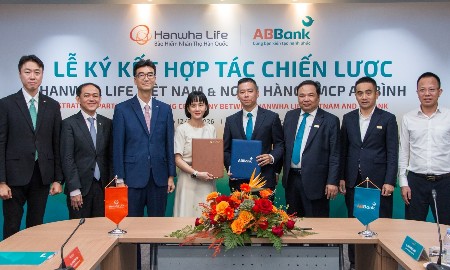 Đại diện ABBank và Hanwha Life Việt Nam ký kết thỏa thuận hợp tác, sự kết nối giữa hai hệ sinh thái sẽ tạo thêm điểm kết nối để khách hàng tiếp cận các giải pháp tài chính và bảo hiểm phù hợp với nhu cầu của mình. Nguồn: ABBank.