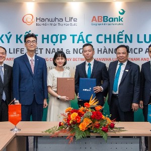 Đại diện ABBank và Hanwha Life Việt Nam ký kết thỏa thuận hợp tác, sự kết nối giữa hai hệ sinh thái sẽ tạo thêm điểm kết nối để khách hàng tiếp cận các giải pháp tài chính và bảo hiểm phù hợp với nhu cầu của mình. Nguồn: ABBank.
