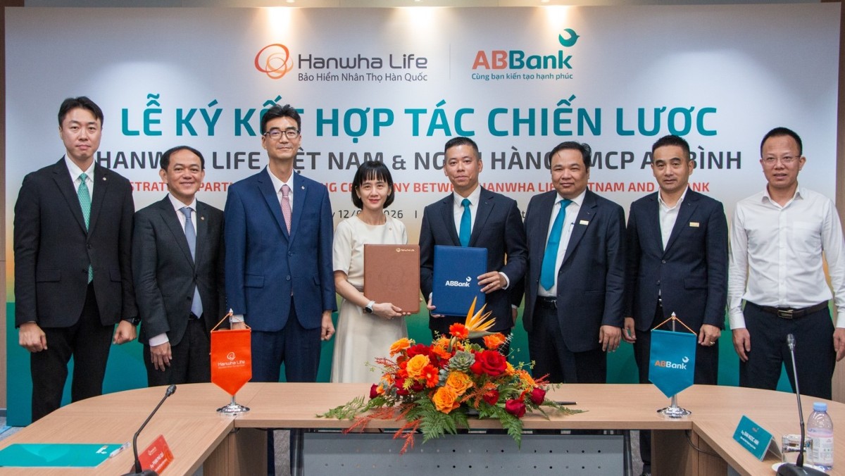 Đại diện ABBank và Hanwha Life Việt Nam ký kết thỏa thuận hợp tác, sự kết nối giữa hai hệ sinh thái sẽ tạo thêm điểm kết nối để khách hàng tiếp cận các giải pháp tài chính và bảo hiểm phù hợp với nhu cầu của mình. Nguồn: ABBank.