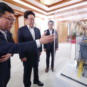 Tổng thống Lee Jae Myung (giữa) thị sát mô hình lò phản ứng mô-đun nhỏ tại Nhà Xanh ở Seoul. Ảnh: Yonhap