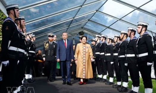 General Secretary of the Communist Party of Vietnam Central Committee and President of Vietnam To Lam (left) and Governor-General of New Zealand Dame Cindy Kiro review the guard of honour at the official welcome ceremony in Auckland on August 13, 2026. (Photo: VNA)