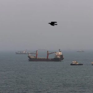 Các tàu neo đậu tại eo biển Hormuz ngoài khơi thành phố Bandar Abbas của Iran - Ảnh: Getty Images.